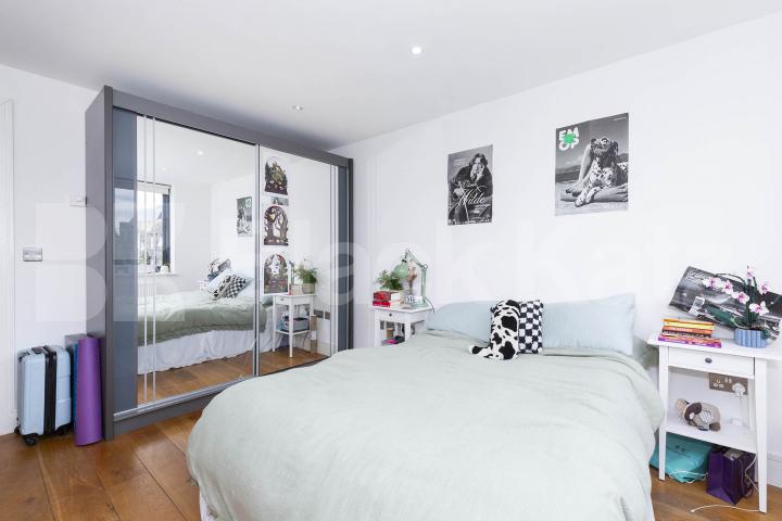 Modern & stylish 2 bedroom property located close to a Piccadilly Line Dunbar Road, Wood Green 